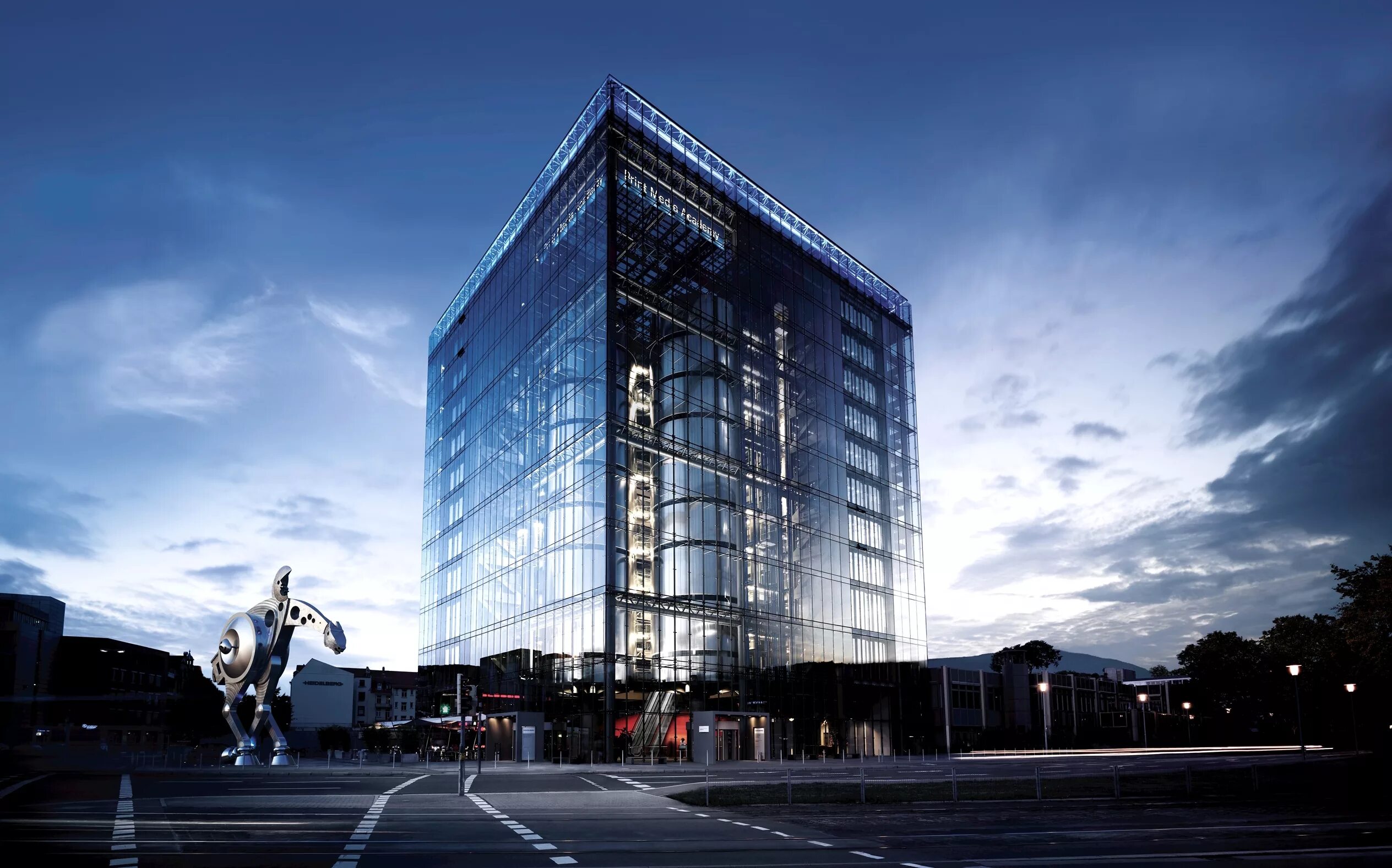 Черное здание. Варшава небоскребы. Высотные стеклянные здания. Фасады ресторанов в современном стиле. Даллас сити-холл.