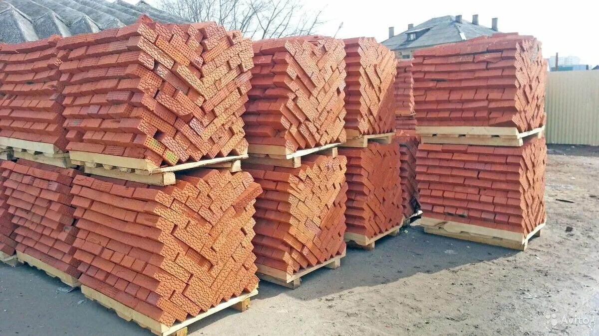 Складирование кирпича. Кирпич красный м-125. поддон кирпича. кирпич на паллетах. складирование кирпича на поддонах.