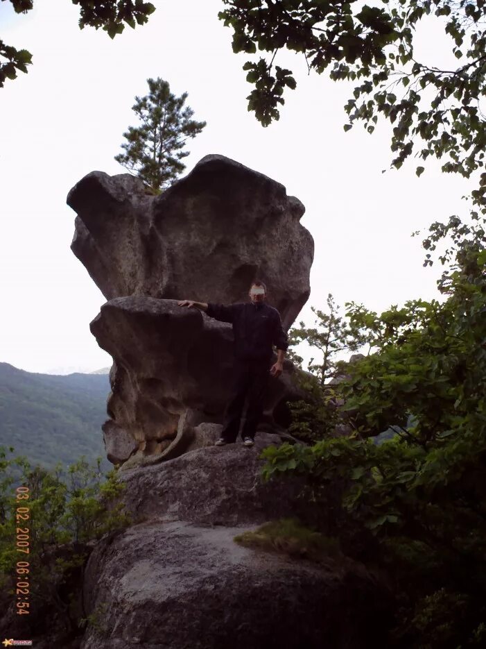 Камень легендарного. Село Чистоводное Приморский край парк драконов. Чистоводное чаша. Каменная чаша Приморский край. Чистоводное падающий камень.