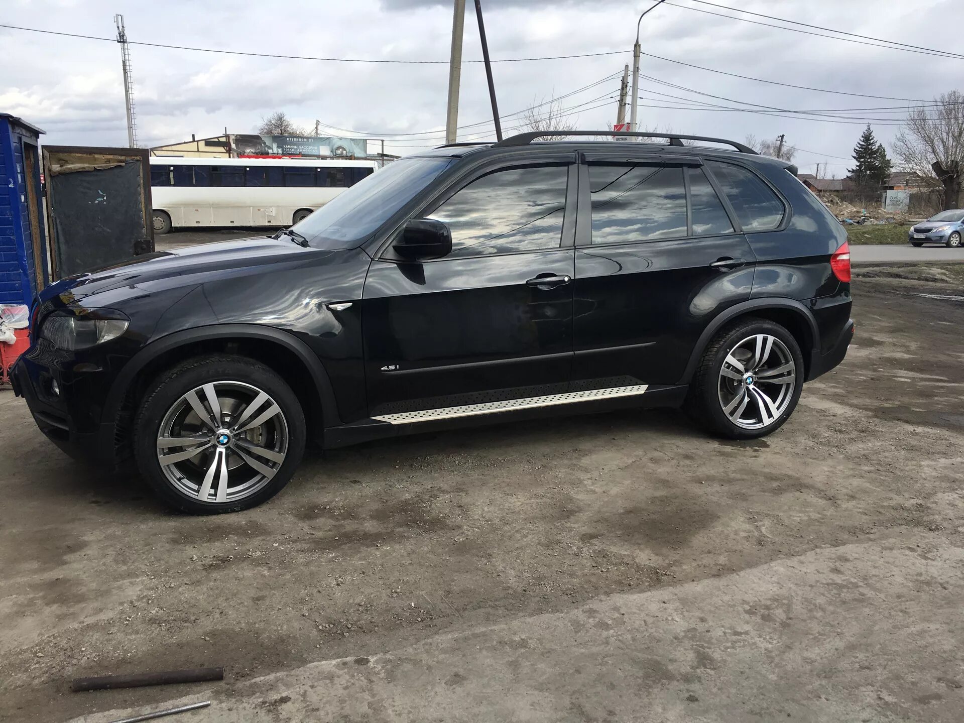 Резина х5 е70. X5 e70 300 стиль BMW. BMW e70 r20. BMW x5 e70 r20. 300 Стиль БМВ х5 е70.