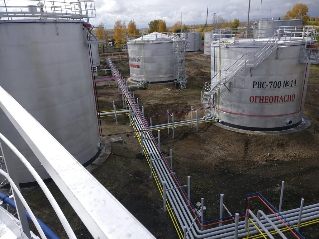 Волжская нефтебаза, волжский. Нефтебаза вязьма. Выборг нефтебаза. Клепаный стальной резервуар шухова в. Нефтебаза владивосток.