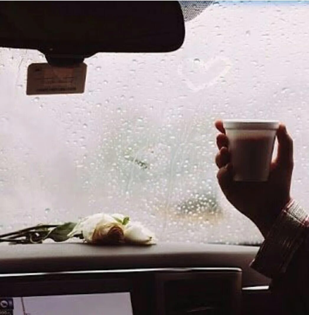 Хорошо в машине в дождь. Кофе в машине ночью. Кофе в руке в машине. Авто кофе. Кофе в машине дождь.