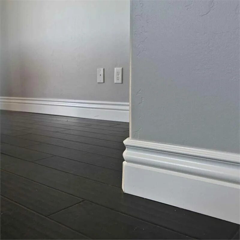 Какой белый плинтус выбрать. Плинтус mdf baseboard 70х15х2400. base 005 полиуретан плинтус. плинтус dd15. плинтус напольный в интерьере.