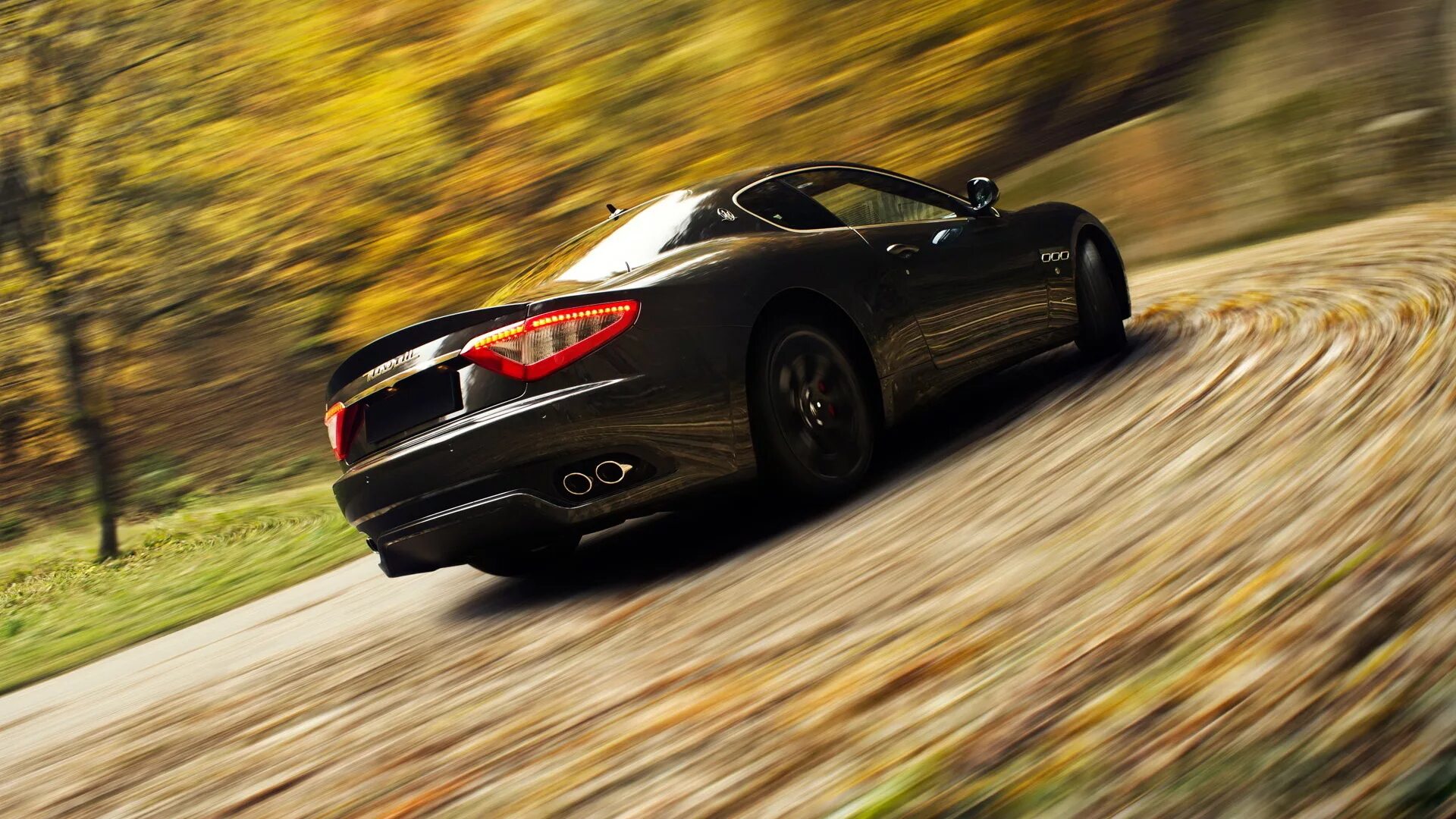 Aston Martin Vantage осень. Машина на дороге. Автомобиль едет. Машина на скорости. Машины красиво едут
