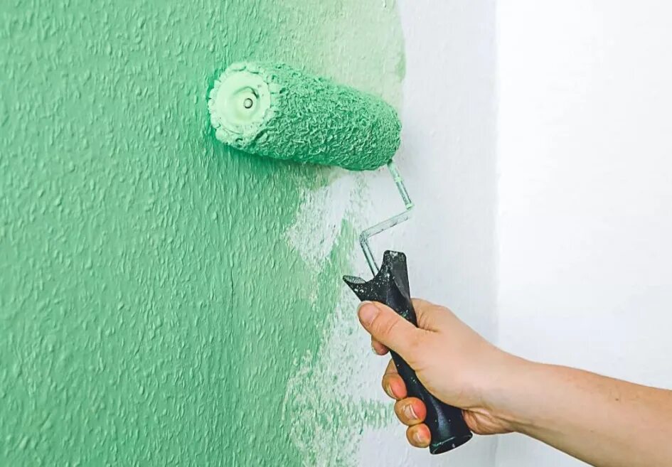 Какой краской можно красить обои. Водоэмульсионная краска для стен. Оригинальное окрашивание стен водоэмульсионной краской. Стены Покрашенные краской. Покраска неровных стен.