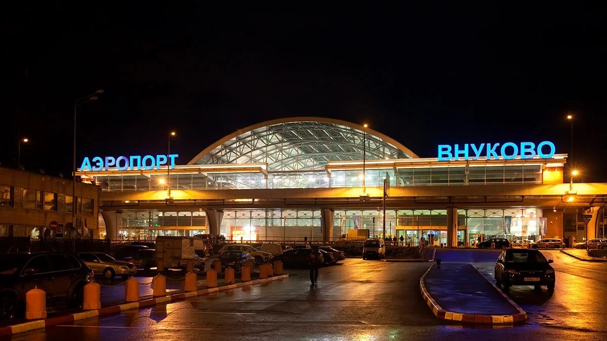 Аэропорт внуково снаружи. Аэропорт внуково 2000. Аэропорт внуково москва до центра москвы. Аэропорт внуково москва. Аэропорт внуково москва до центра москвы.