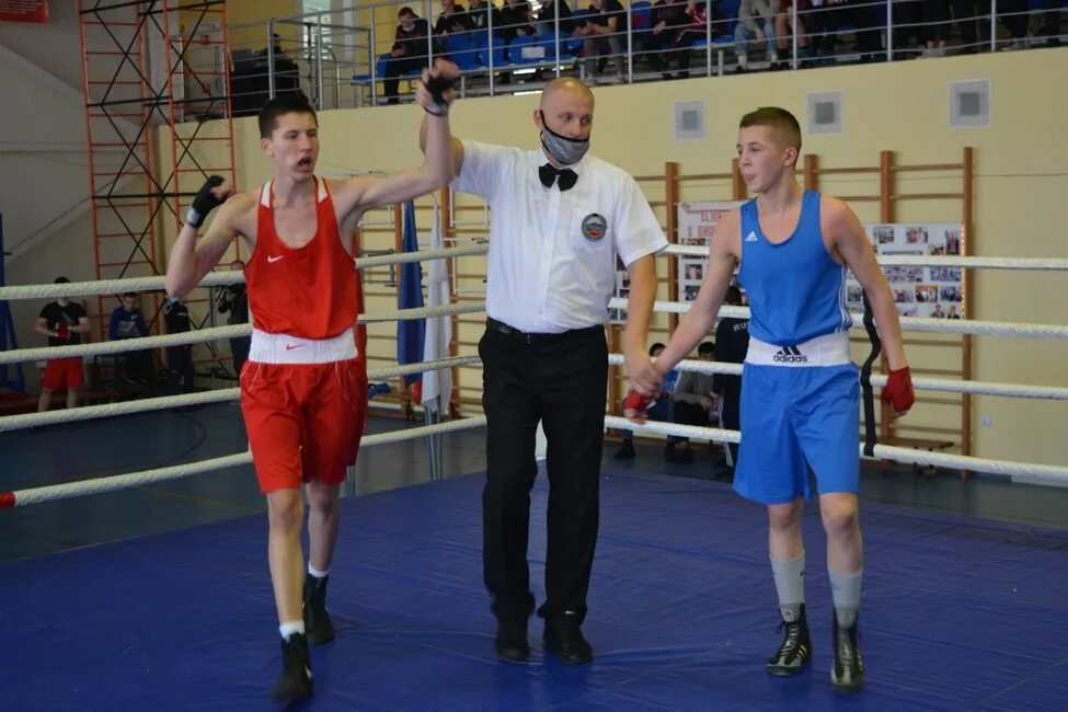 Дюсш асамат цивильск. Бокс в зале. Бокс цивильск. Бокс цивильск секции. Асамат цивильск плавание.