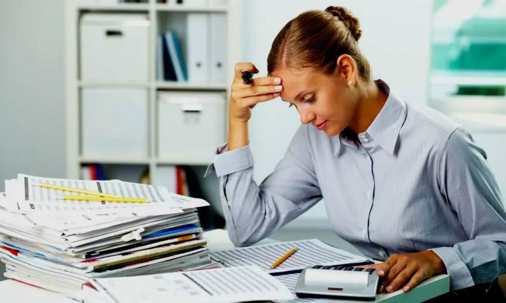 Счастливый работник. Офис с сотрудниками. Человек на работе. Беседа с сотрудником. Работа в любом формате.