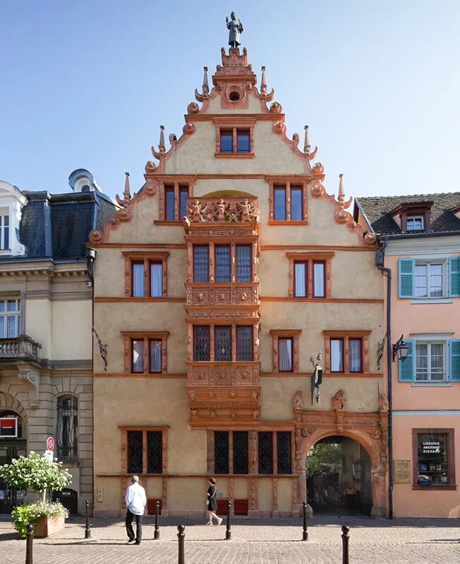 Дом на голове. Дом на голове. Дом с головами кольмар. Франция colmar maison adolph. Дома с головами в европе.