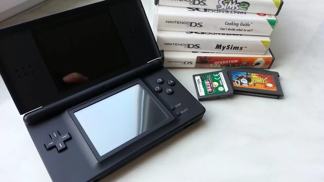 Nintendo ds обзоры. Приставка Нинтендо ДС. Nintendo DS Lite. Нинтендо 3дс Лайт. Портативные консоли Nintendo ДС.