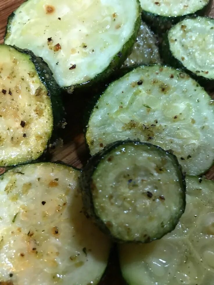 Жарим кабачок кружочками с чесноком. Кабачки кружочками. жареные кабачки. жареные кабачки кружочками. кабачки жареные на сковороде.