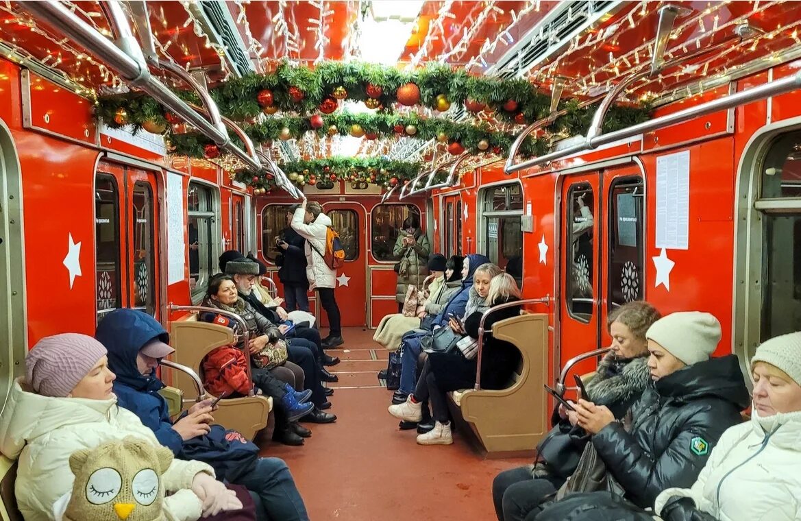 Новогоднее метро 2023 москва. Новогоднее метро 2023 москва. Новогоднее метро 2023 москва. Новогоднее метро 2023 москва. Метро новогодний поезд еж3.