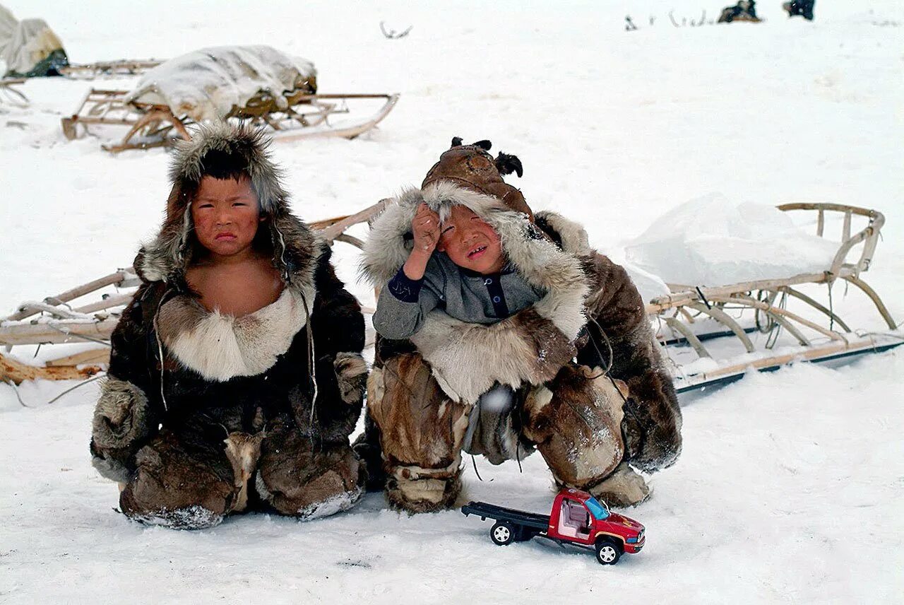 Чукчи гостям жену. Национальный костюм эскимосов. Чукча женщина. Чукотские девушки.