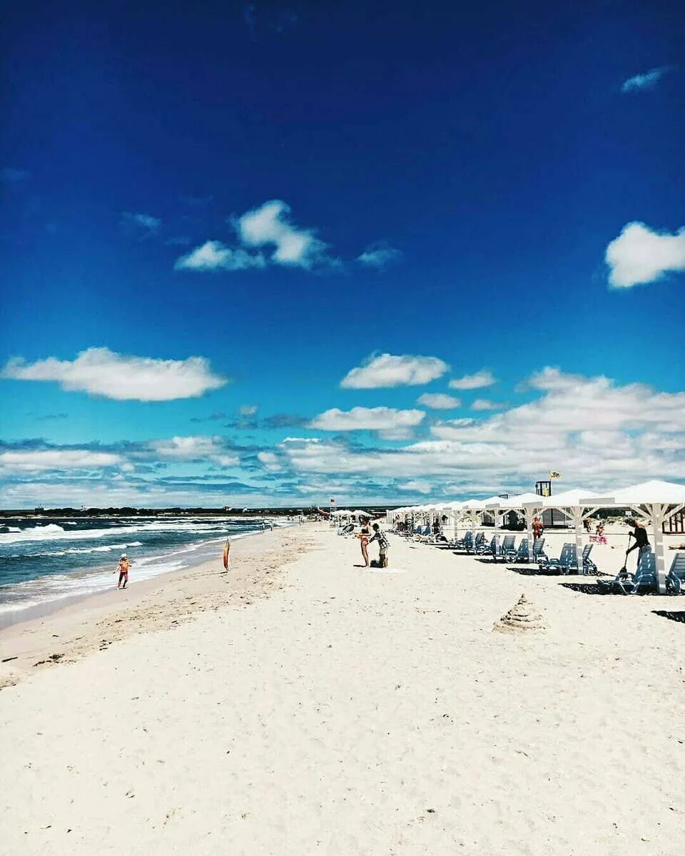 Пляж малибу крым оленевка. Крымские мальдивы коса беляус. Отель белый берег крым оленевка. Белый берег оленевка. Белый берег оленевка.