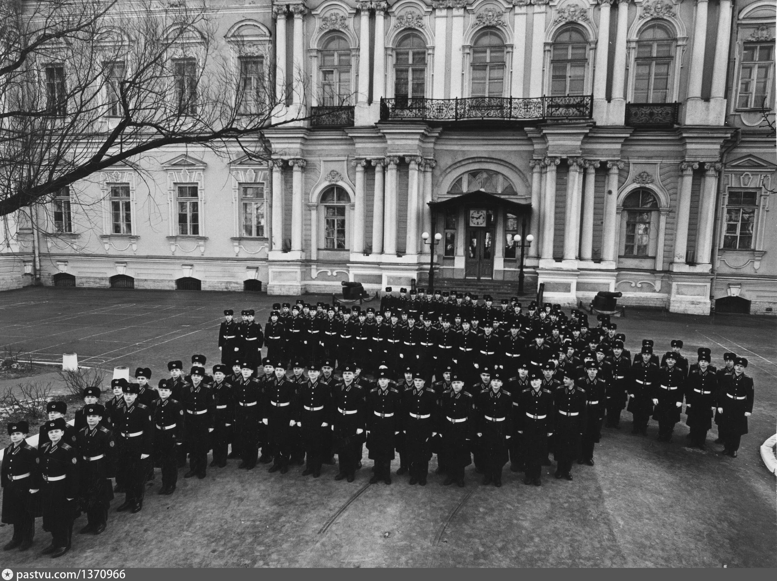 Сву выпуск. Ленинградское Суворовское училище 1944г. Ленинградское Суворовское училище 1980г. Инсталляция "серп и молот" воспитанниками Ленинградского СВУ. Ленинградское Суворовское училище Шевляков.