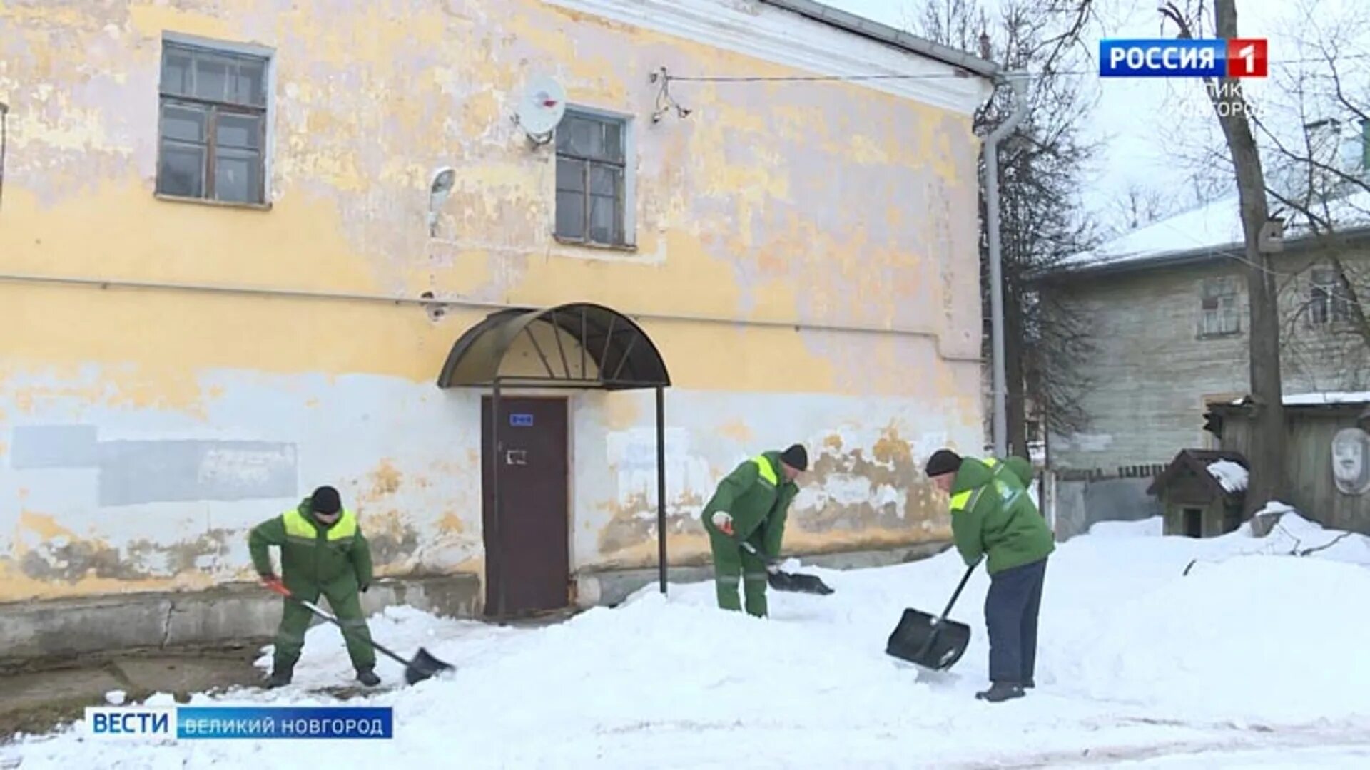 В доме и на улице. Заснеженный подъезд. Петербург пятиэтажки. Безопасность в подъезде.