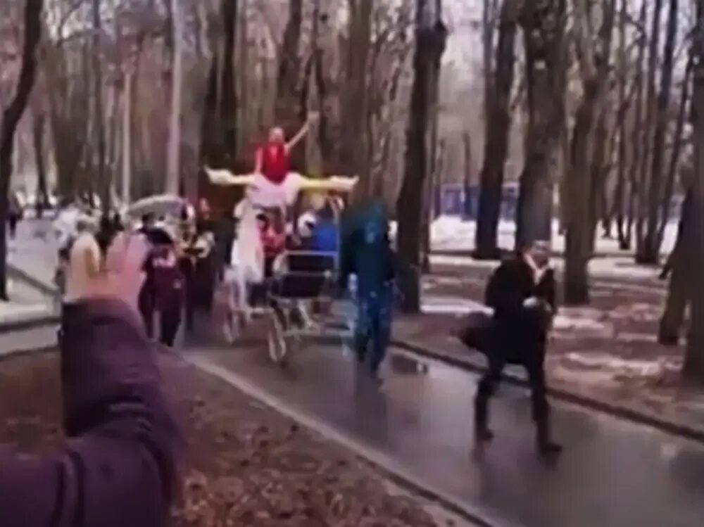 Над волочковой издеваются. Падение волочковой. волочкова на красной площади танец.