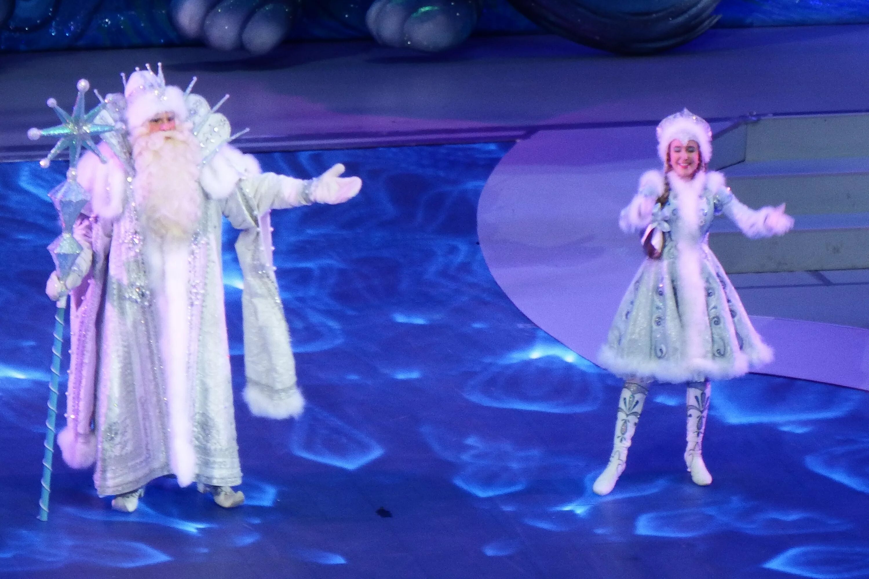 Дед мороз и снегурочка кремль. Курянка ксения алистратова снегурочка. Кремлевская снегурочка ксения алистратова. Костюм снегурочки кремлевский. Кремлевская снегурочка.