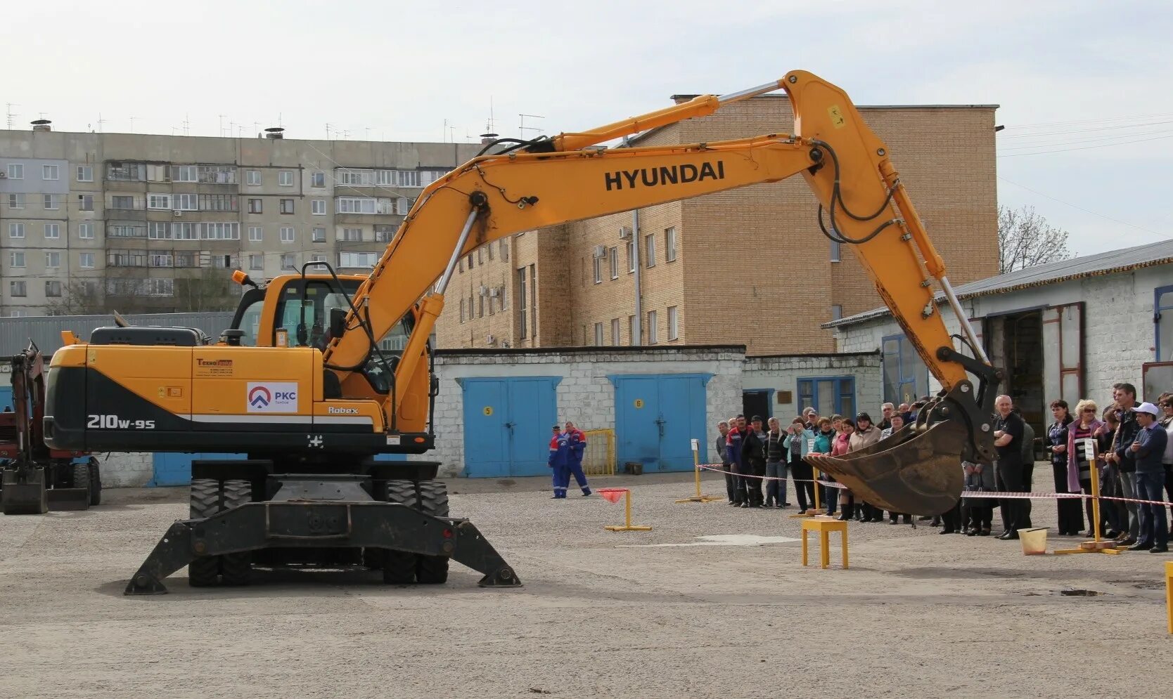 Машинист экскаватора (на новый колесный case 570). Машинист экскаватора (6 разряда, komatsu рс 1250) nordgold. Помощник машиниста экскаватора полюс. Работа машинистом экскаватора в приморском. Профессия машинист экскаватора.