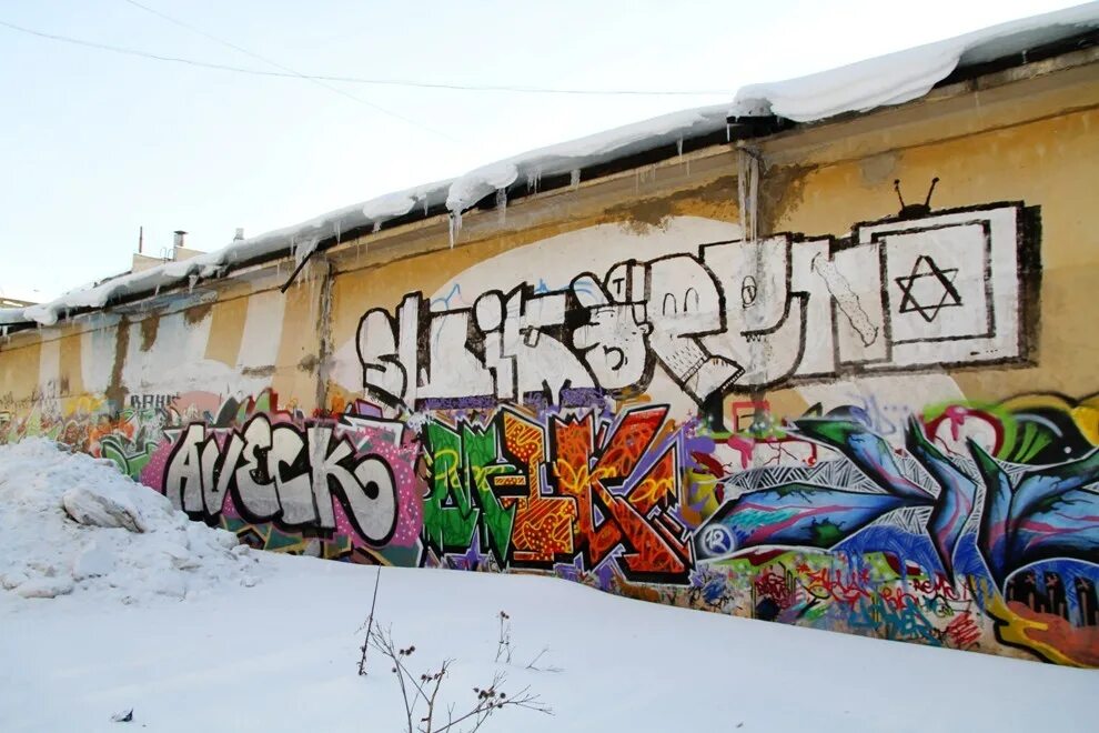 Где есть стена. Граффити Ижевск. Граффити в университете. Стены граффити в Ижевске. Граффити города Ижевска.