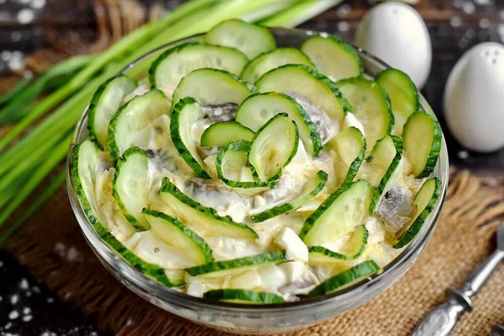 Салат изумрудный листовой. Салат изумруд с киви. Салат изумруд. Салат изумрудный листовой. Новогодний салат изумрудный.