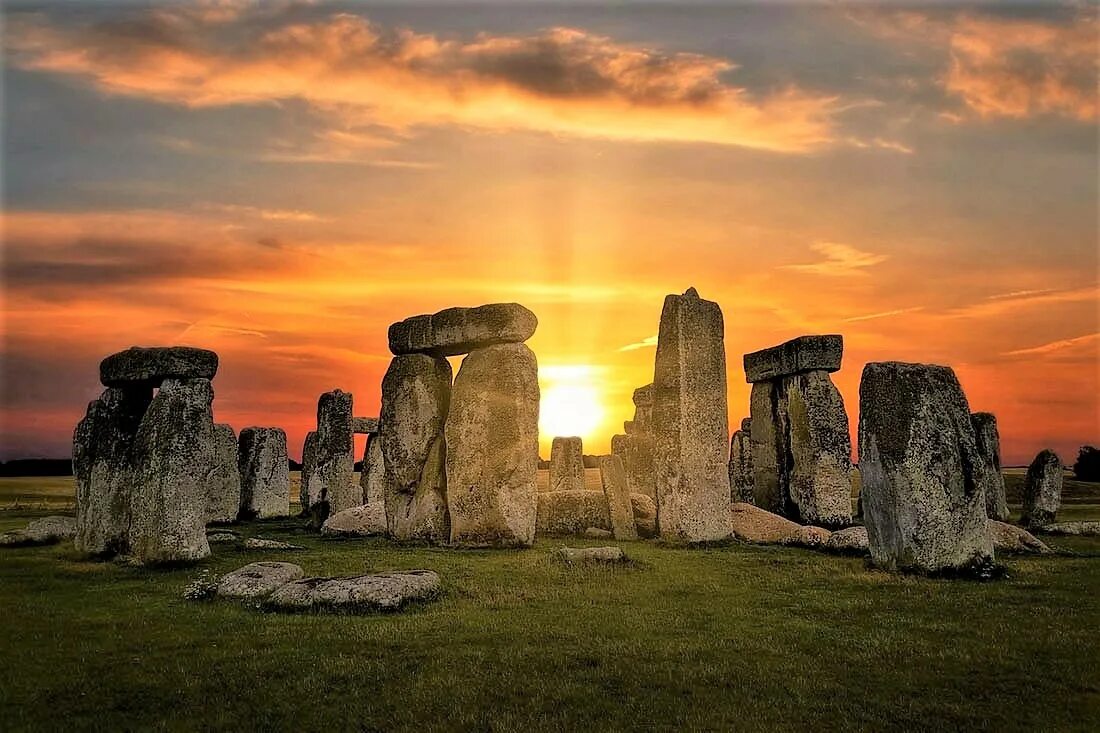 The famous stonehenge. Мегалитические памятники Стоунхендж. Стоунхендж Англия. Стоунхендж Уилтшир Великобритания. Кромлех Стоунхендж Англия.