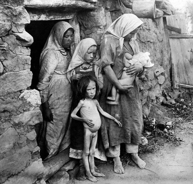 Starving help. Дети голод в Поволжье 1921-1922. Голод 1921-1923 людоедство. Семья голодающих в Поволжье 1921 год. Фото 1921 года голод в России.