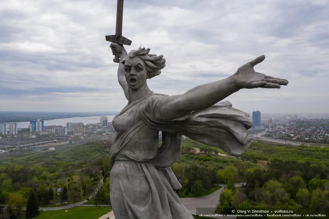 Монумент Родина мать зовёт на Мамаевом Кургане. Родина мать зовет скульптура. Памятник Родина мать зовет Волгоград. Символ Волгограда Родина мать. Монумент родина мать зовет почему такое название