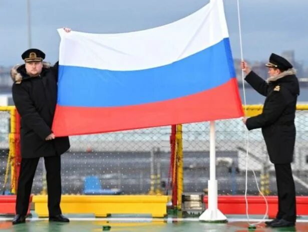 Поднятие флага. Поднятие флага РФ. Флаг России с Путиным.