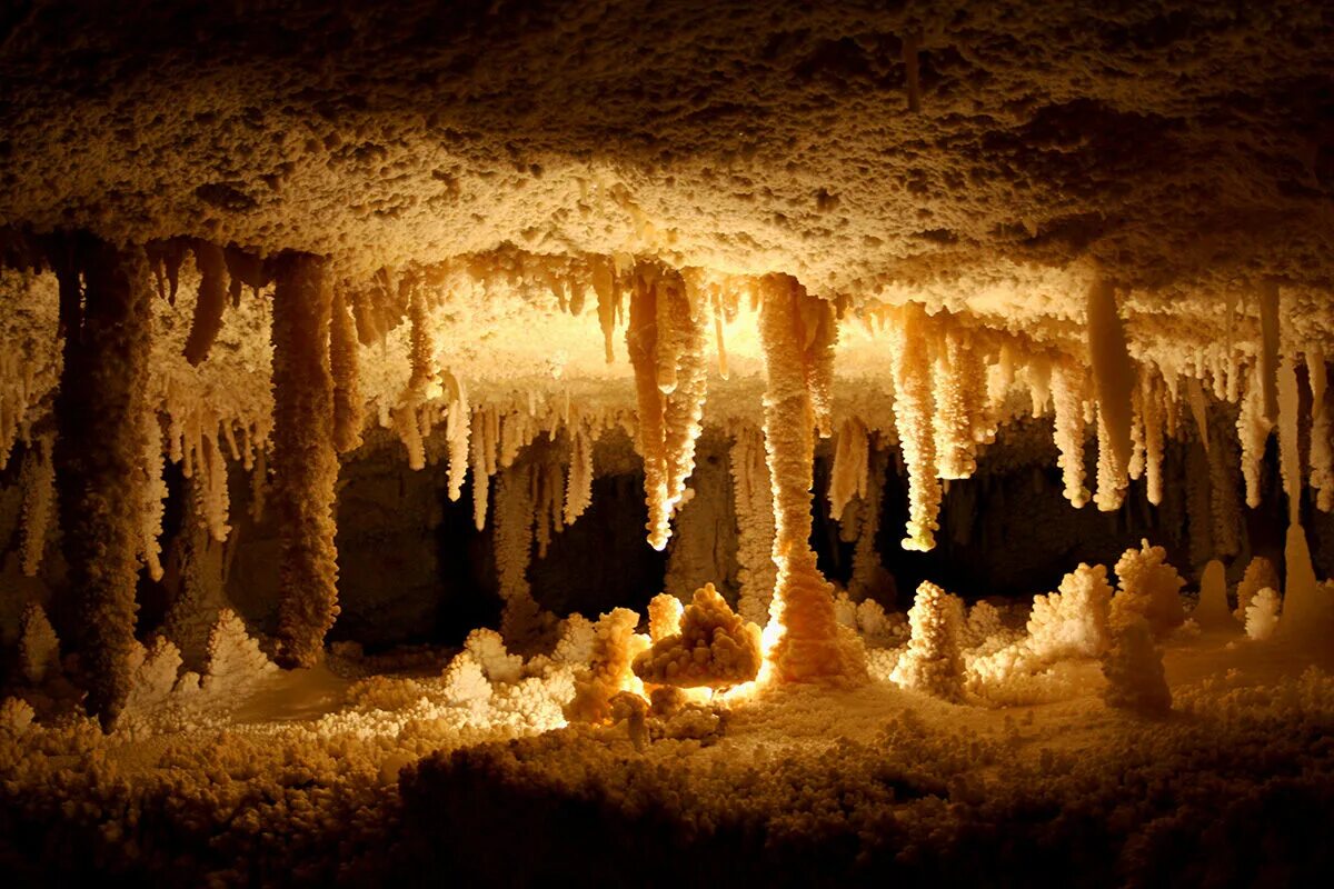 Украсить пещеру. Пещера сталактиты и сталагмиты. Пещера Сонора Техас. Сталактит сталагмит сталагнат. Каверна пещера.