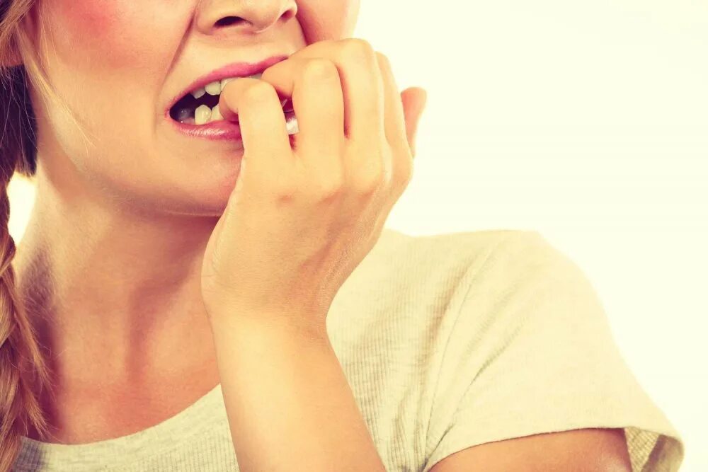 Привычка грызть ногти. Жест выкусите. Biting. Грызть ногти вредная привычка. Женщина грызет ногти.