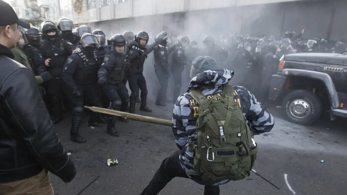 Радикалы на Майдане. Столкновение митингующих с полицией. Митинги на Украине 2014 Майдан. Митинг убили