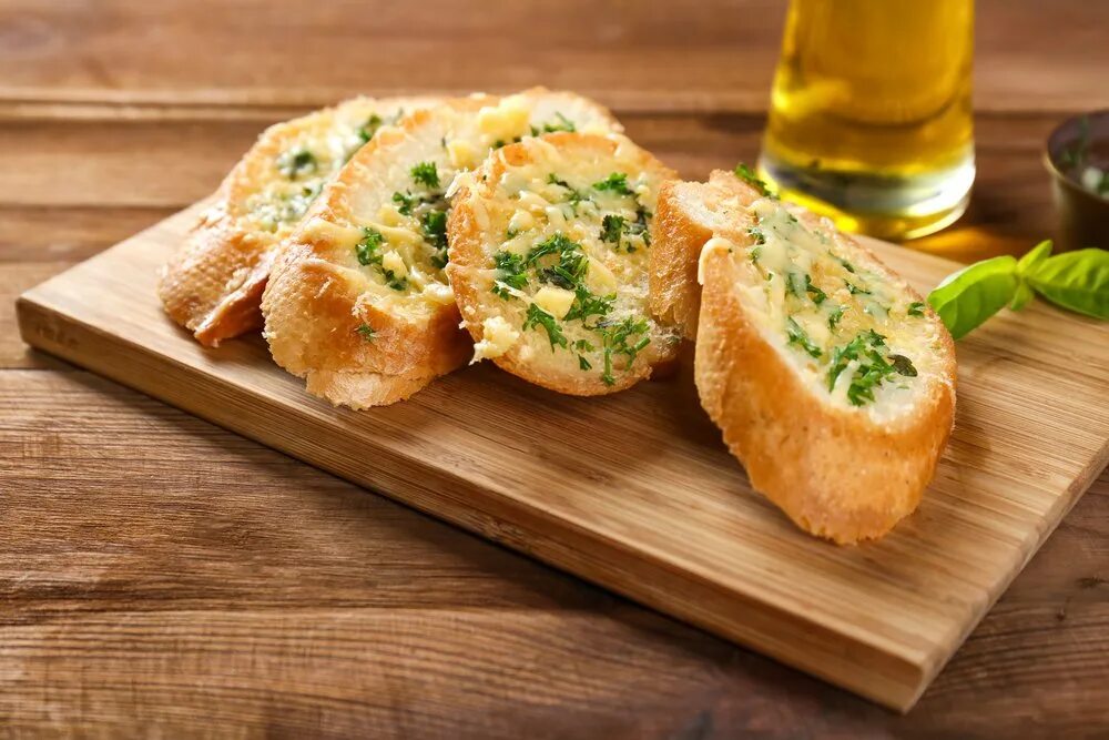 Крутоны, крутоны-муаль -это. Гарлик Брэд. Хлеб с сыром. Хлеб с чесноком и зеленью.