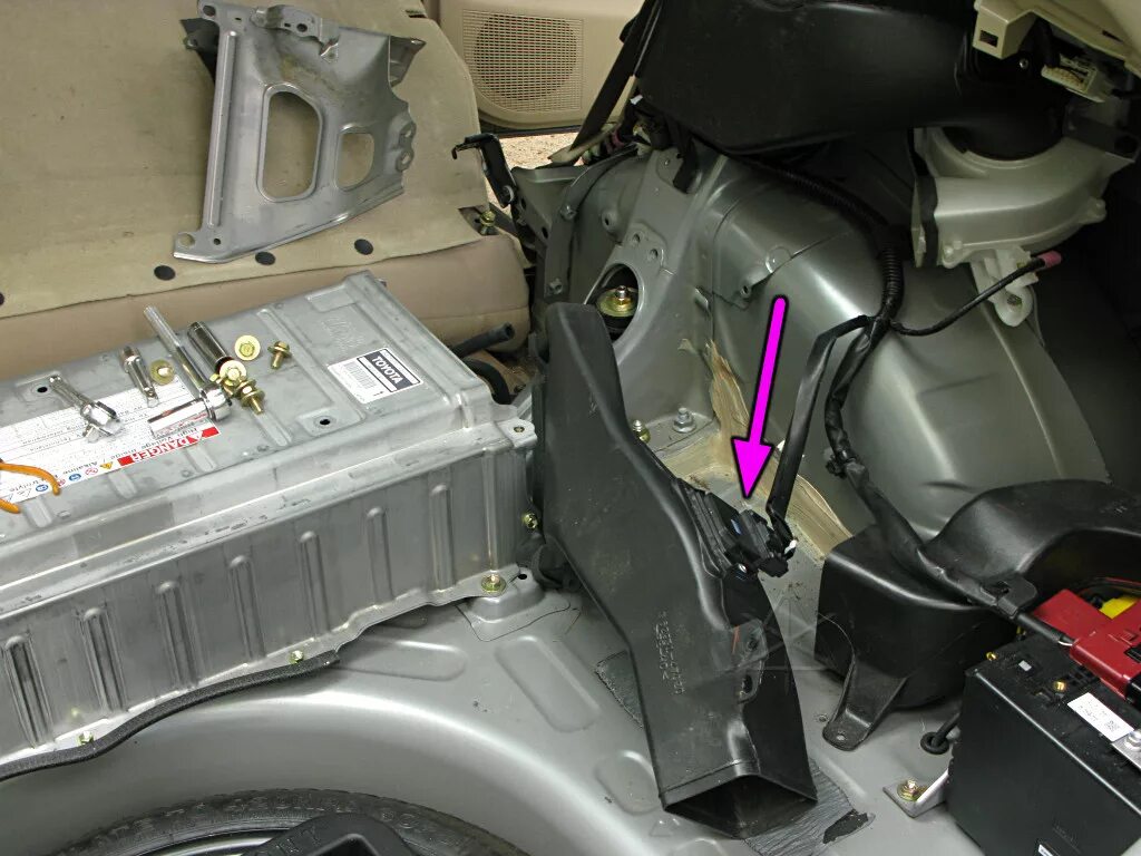 Батарея Приус 20. Батарея Тойота Приус 2008. Toyota Prius 20 Battery location. Prius 20 Fan Battery.