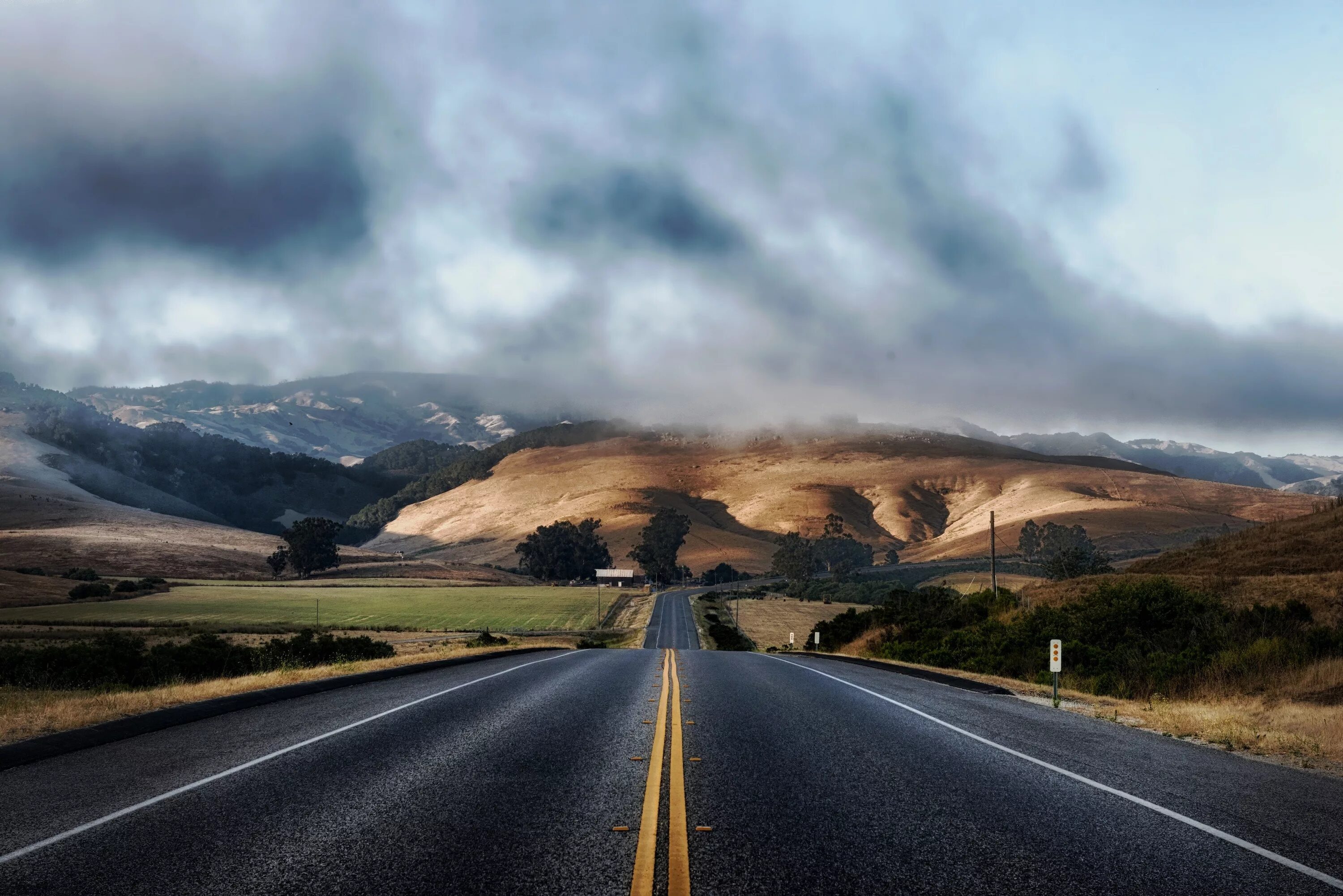 Wide road. Красивые дороги. Пейзаж дорога. Дорога в гору. Фон дорога.