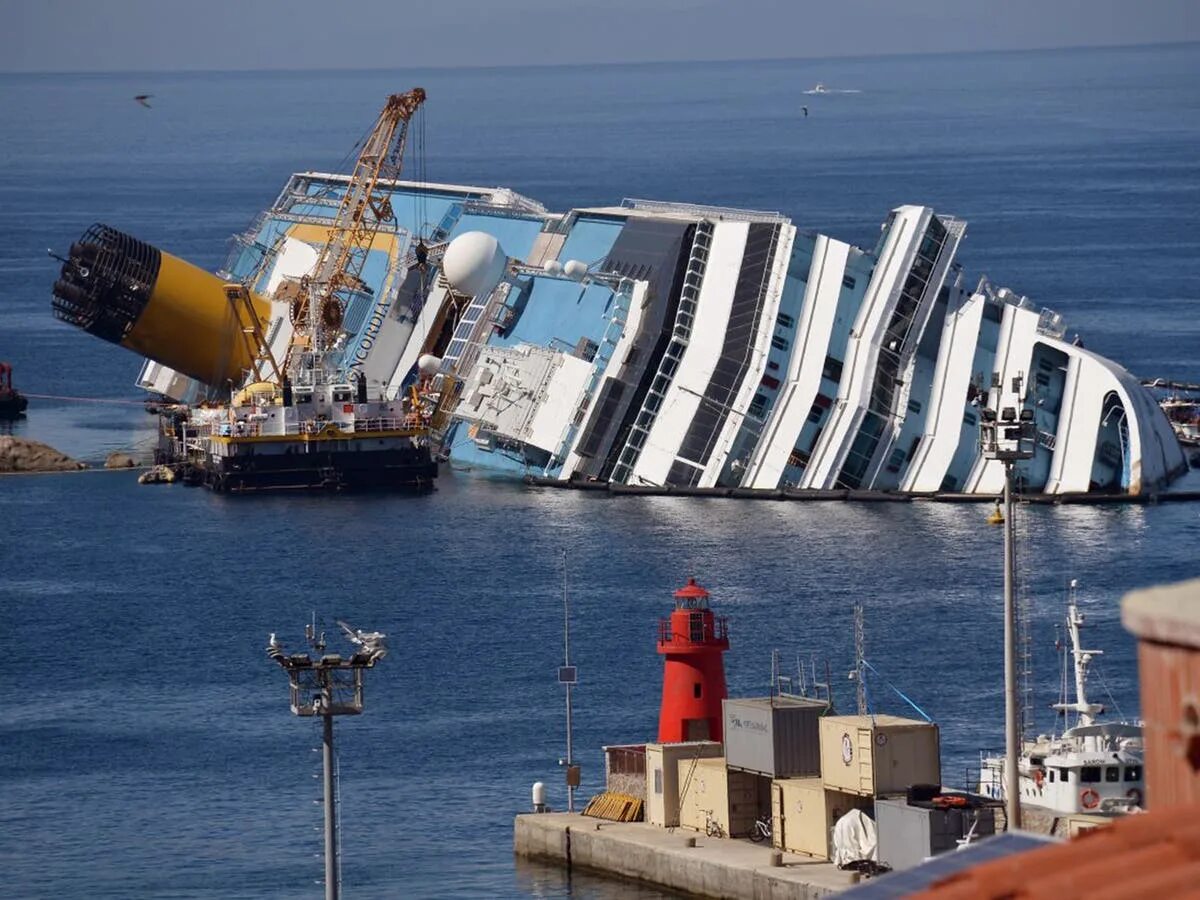 Costa concordia крушение. Коста Конкордия крушение. Корабль Коста Конкордия крушение. Коста Конкордия 2012 крушение.