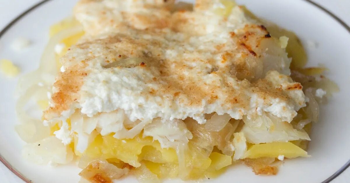 Запеканка картофельная с рыбкой. Треска в духовке со сметаной и сыром. Рыба под сырной корочкой. Треска с сыром в духовке. Гратен с креветками.