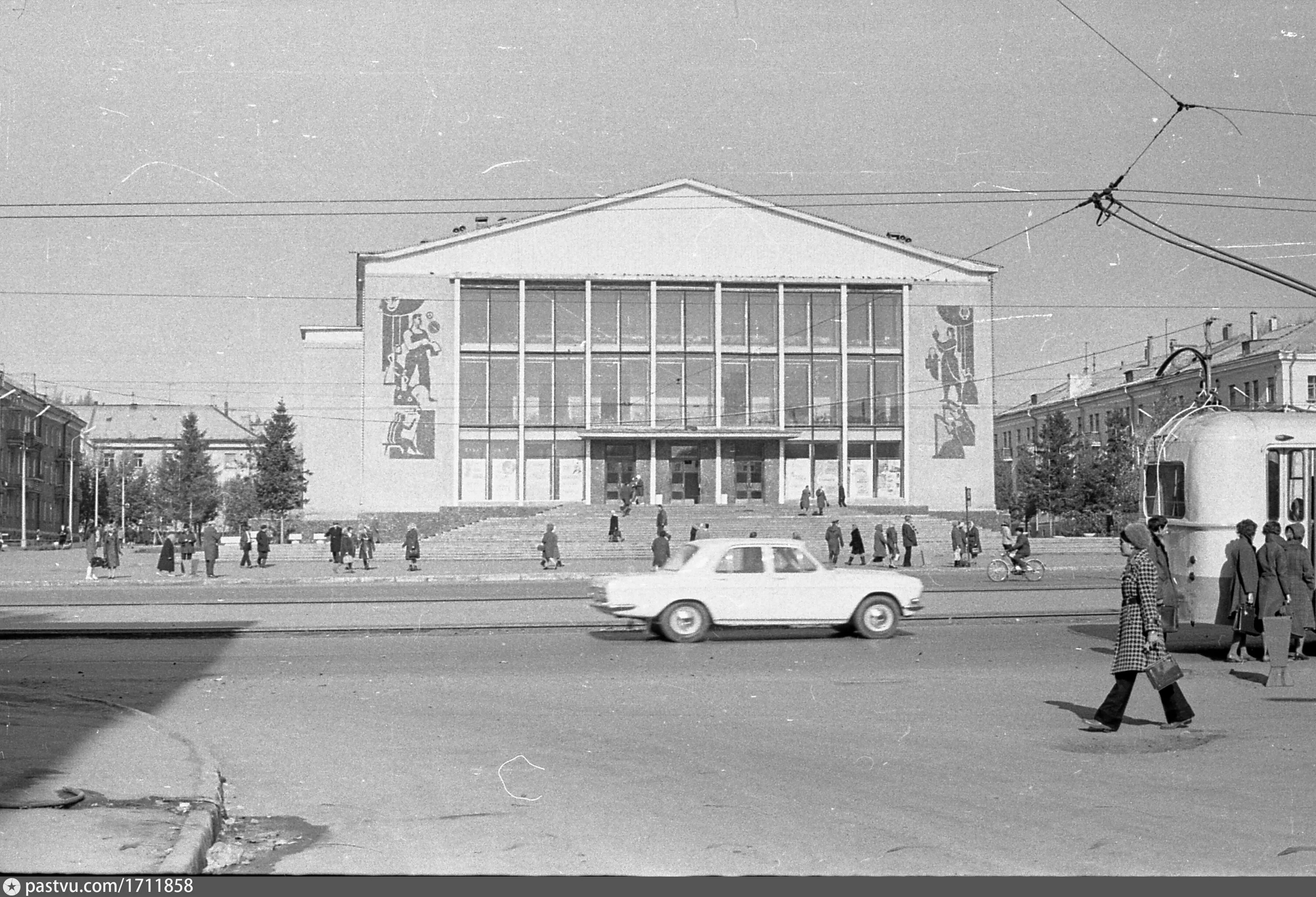 Дк нефтяник омск. Дк е. История дк угольщик бородино красноярского края. Кравцова дворец брянск. Дом культуры чайка самара.