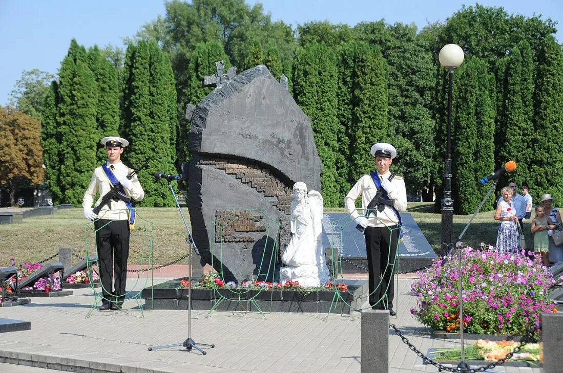 12 августа день памяти курска. Г. Возложение цветов в курске. Подводная лодка курск серафимовское кладбище. Возложение на мемориале курск 12.
