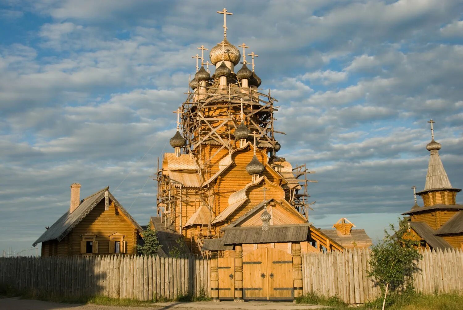 Челмужи храм петра. Песня деревянные церкви. Деревянные храмы древней руси. Деревянная церковь разваленная. Деревянное зодчество карелии храм святителя иннокентия.