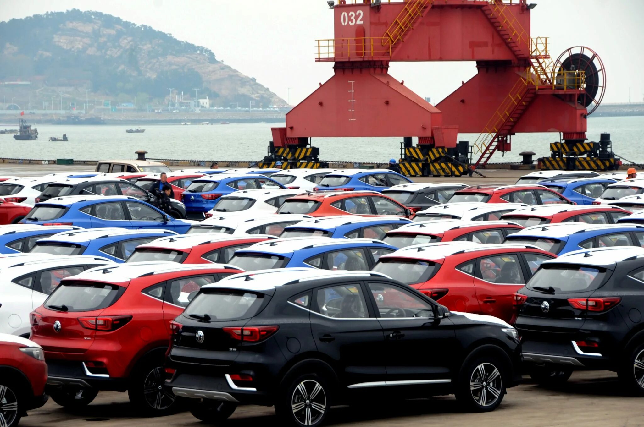 Экспорт автомобилей из Китая. Экспорт автомобилей BP rbnfq. Китай автомобили. Импорт автомобилей из Китая.