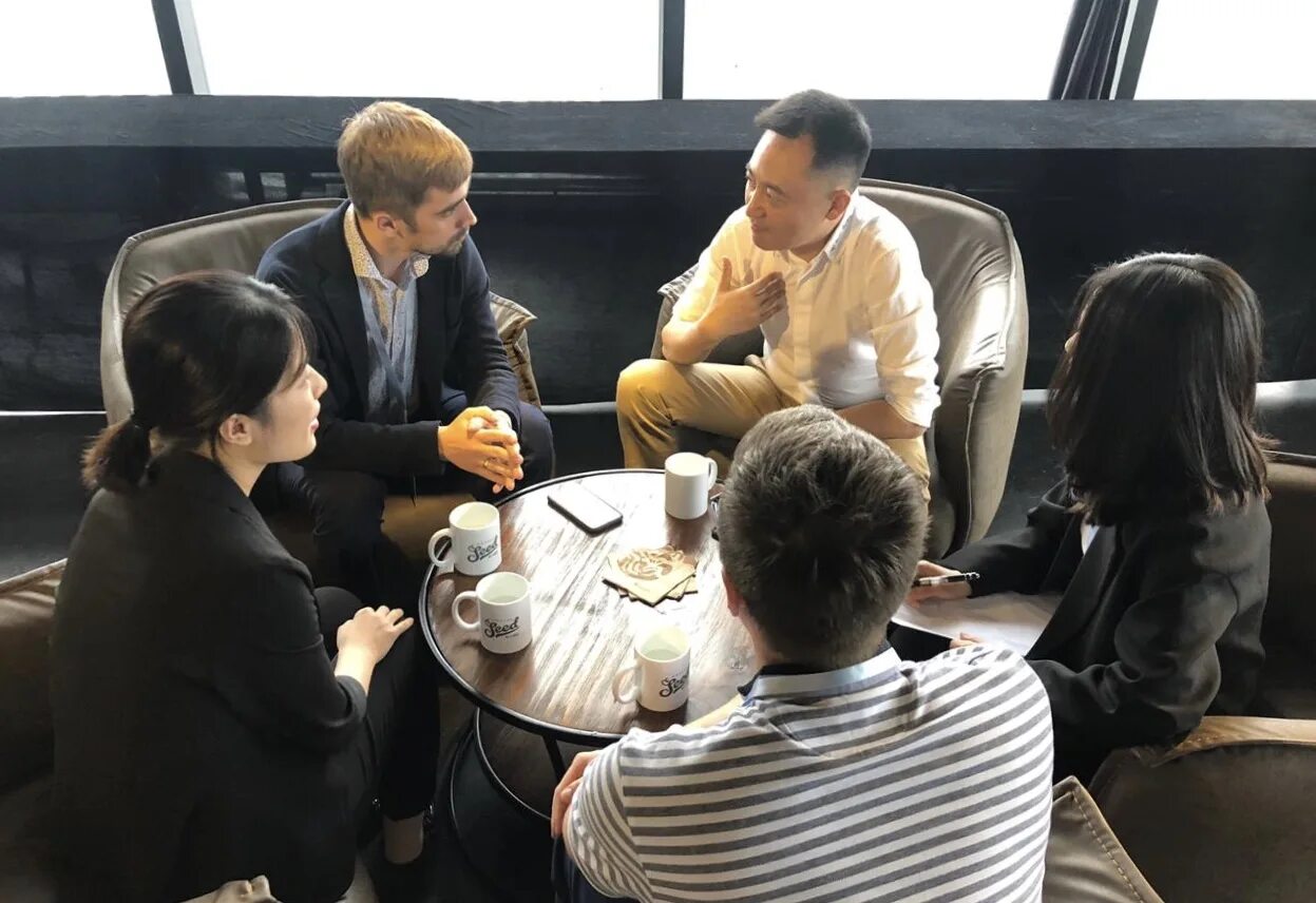 Бизнес китаем начало. Китайцы бизнес. Бизнес с китаем. Китайцы бизнес. Китайский бизнесмен.