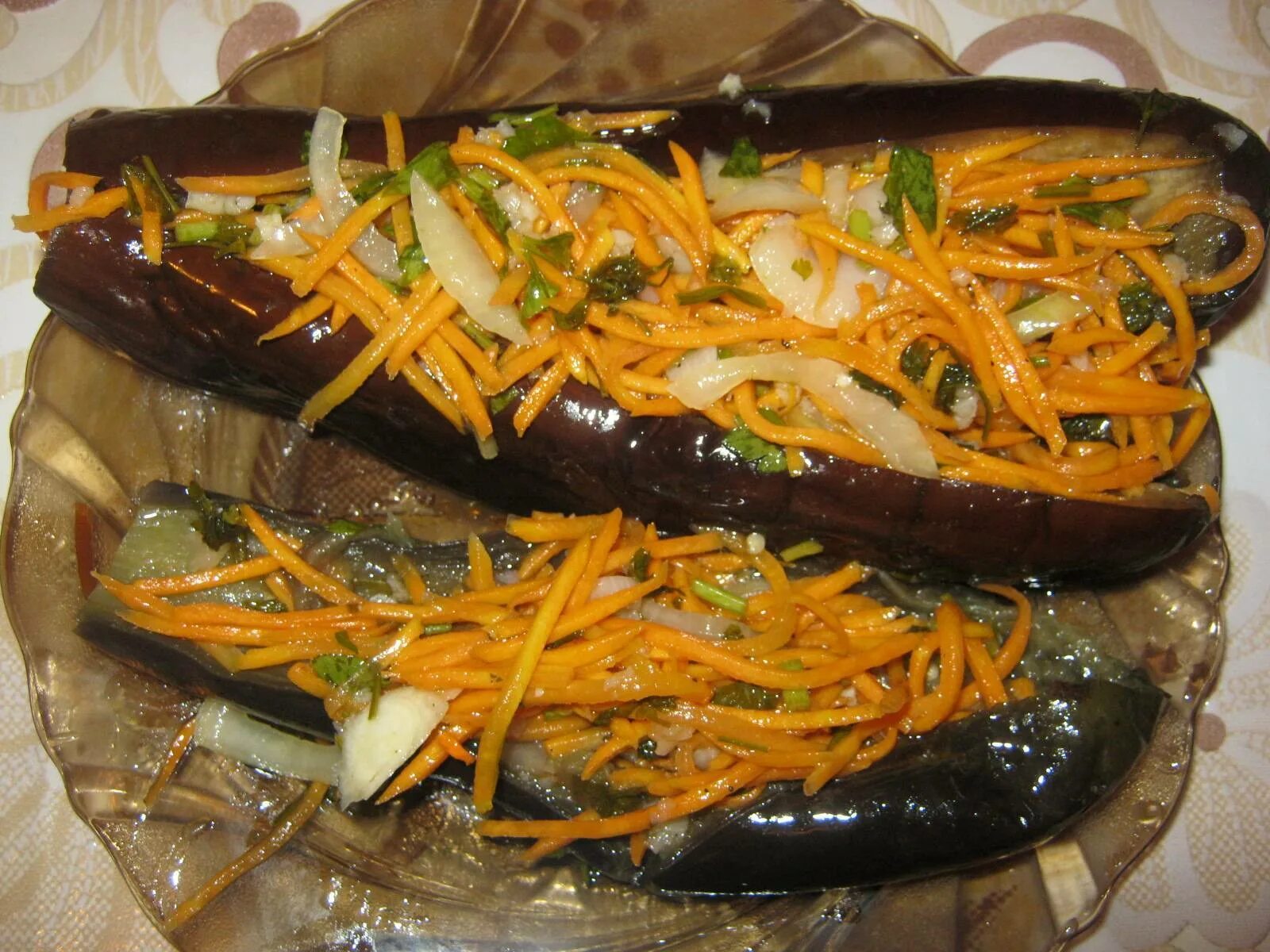 Фаршированные баклажаны морковью и чесноком зеленью. Баклажаны, фаршированные морковью, квашенные. квашеные баклажаны фаршированные морковью и чесноком и зеленью. манзаны фаршированные баклажаны. синенькие баклажаны фаршированные овощами.