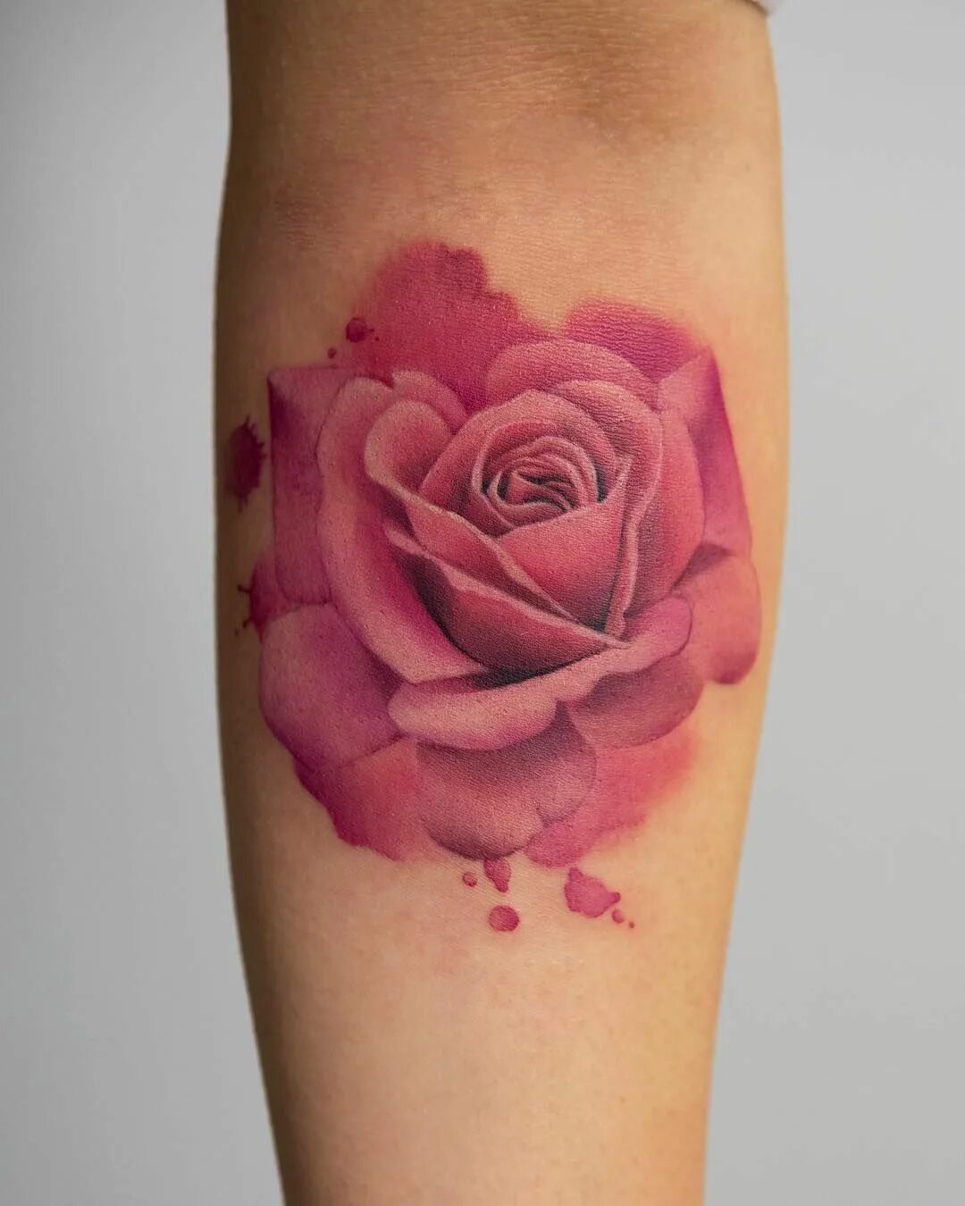 Розовые тату. Тату розовой краской. Розовые татуировки. Тату розовые цветы. Роза акварель тату.