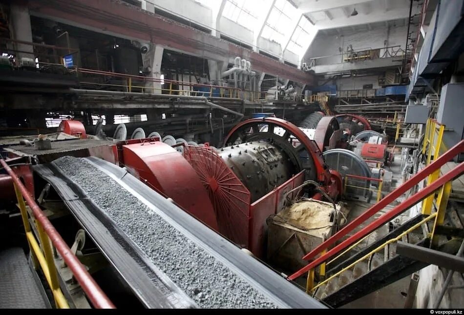 Обогатительная фабрика измельчение руды. Производство руды. Железная руда на заводе. Гок армения. Обогащение полезных ископаемых.