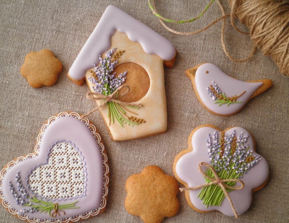 Пряник птичка. Имбирные пряники Lebkuchen. Роспись имбирных пряников. Расписные пряники. Имбирные пряники весенние.