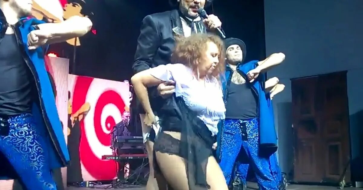 Киркоров танцует видео. Танцующий киркоров. Киркоров новый образ. Киркоров 2022. Киркоров концерт.