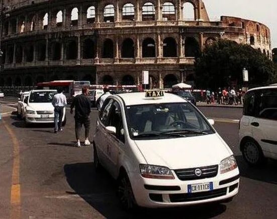 Такси в аэропорту рима. Такси в аэропорту рима. Такси в фьюмичино аэропорт. Такси из аэропорта фьюмичино в рим такси как выглядят. The cheapest taxi in europe.