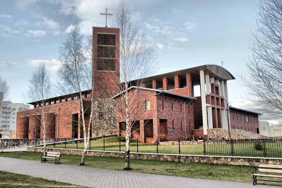 Служба в костеле в девятовка гродно. Костел пресвятого искупителя гродно. костел в гродно девятовка. костел из железобетона. костел гродно вид внутри.