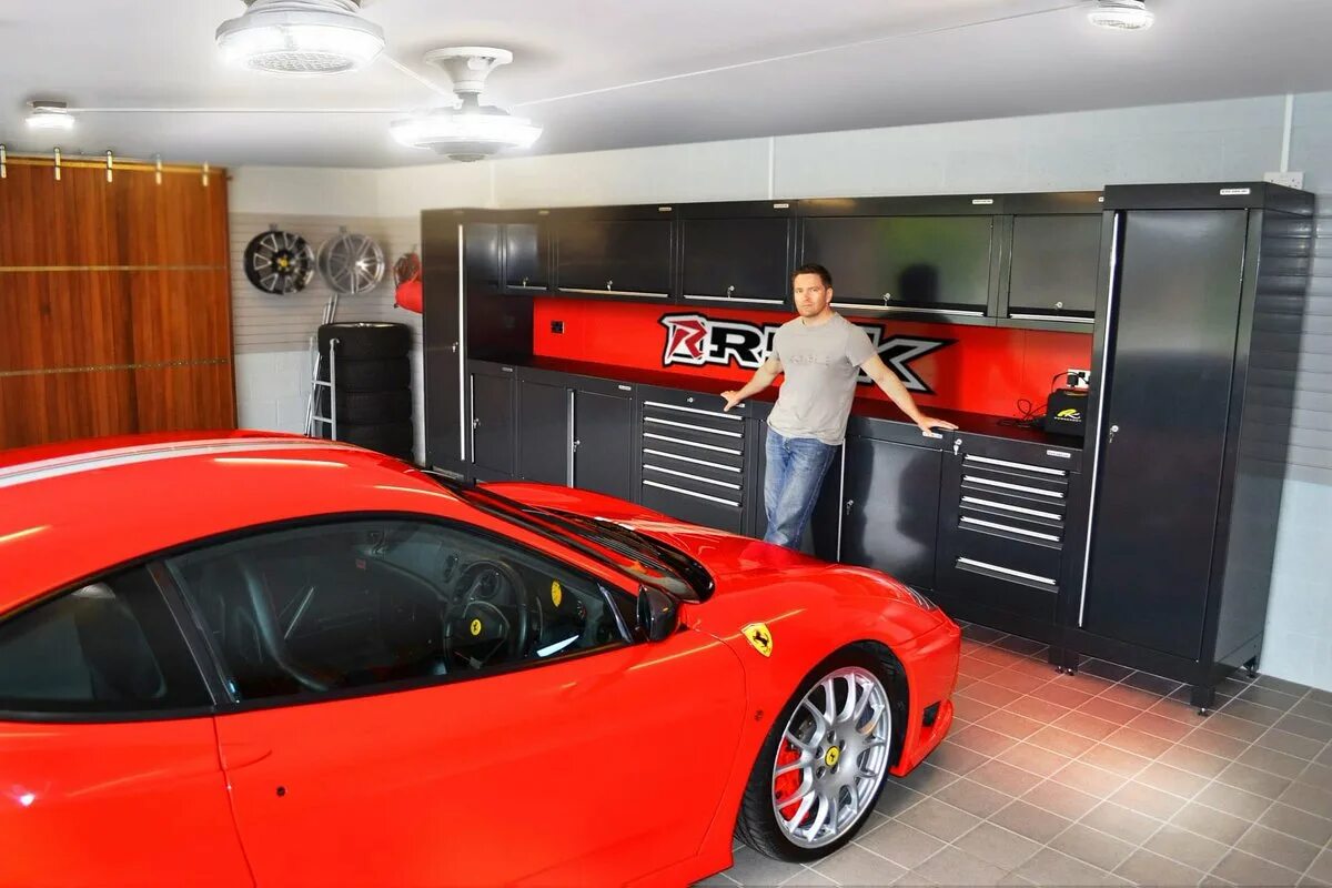 Маленькие машины в гараже. Интерьер гаража. Красивый гараж. Дизайнерский гараж. Роскошные гаражи.